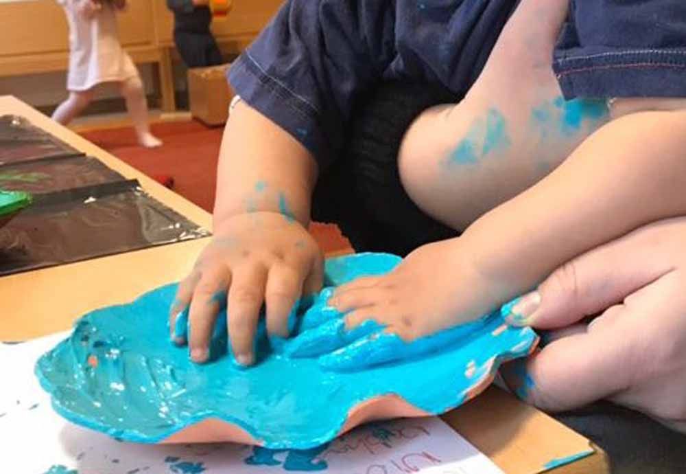 Rachels Kinderkrippe - Mädchen auf Spielplatz