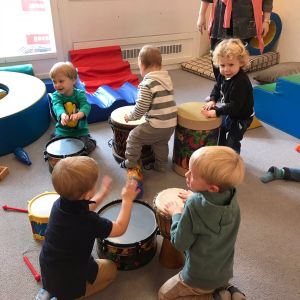 Musik machen in Rachels Kinderkrippe
